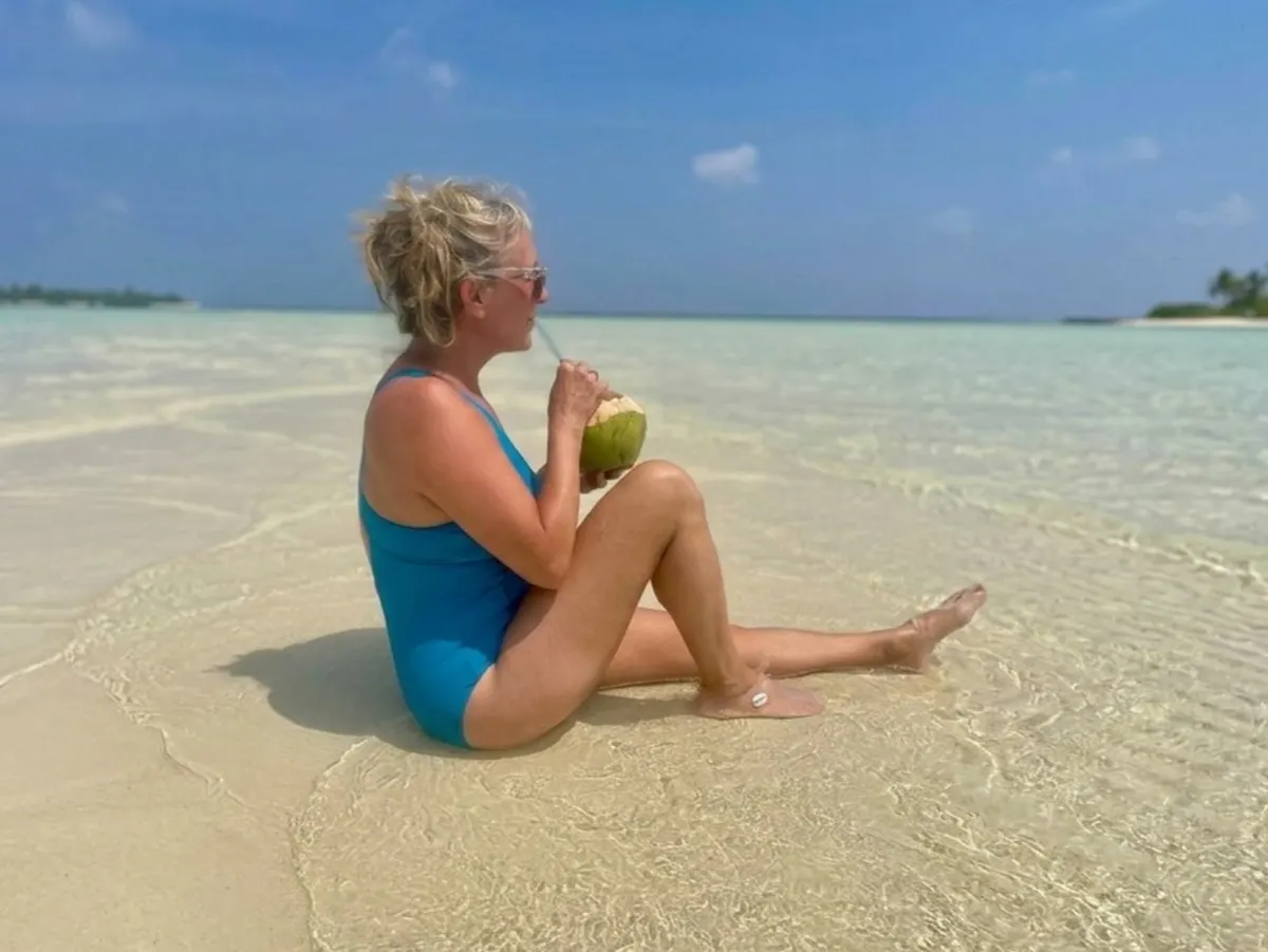 Sarah op het strand in bikini in de zee